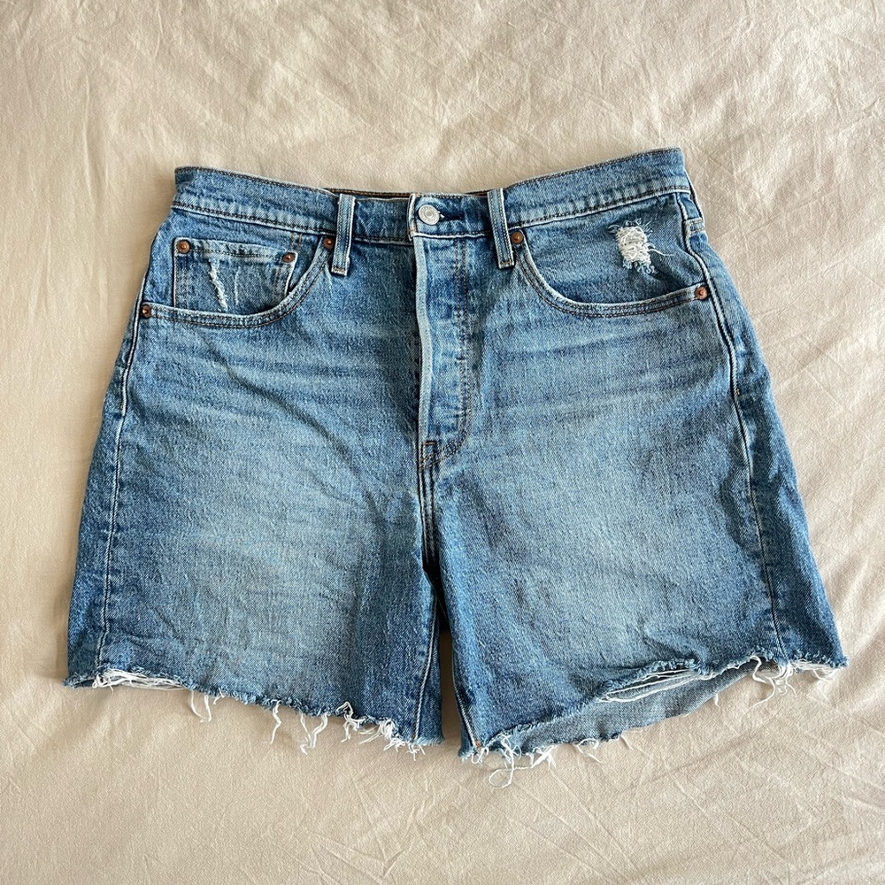 Levi’s 501 Shorts in mid/light distressed wash, size 30